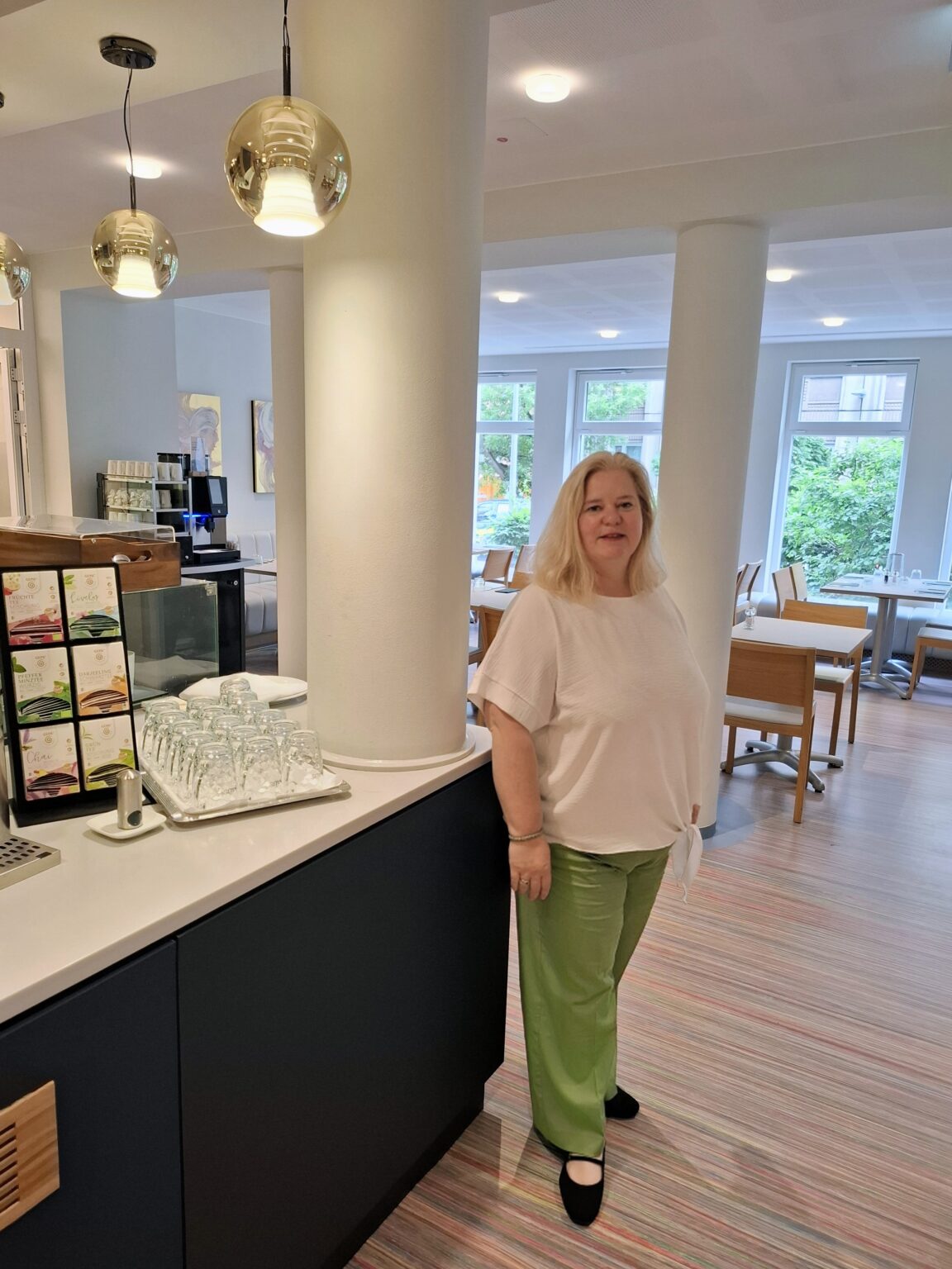 Geschäftsführerin Stefanie Jüngerkes HOSPES Evangelisch-Tagen-GmbH, Evangelische Bildungsstätte auf Schwanenwerder im Frühstücksrestaurant des Hotels Dietrich-Bonhoeffer-Haus in Berlin Mitte